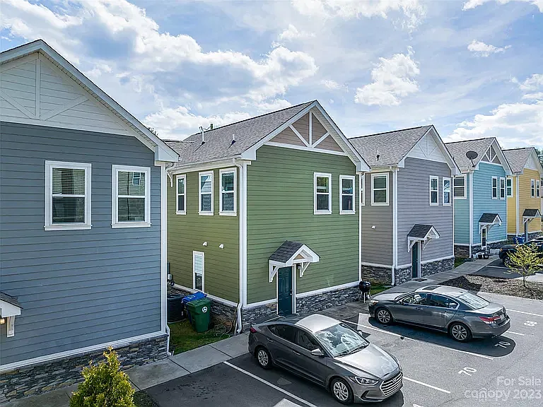 3 bed, 2.5 bath, 1354 sqft, $2,400 — Photo 3