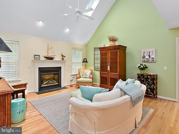 3rd image of 403 Clayton Ct