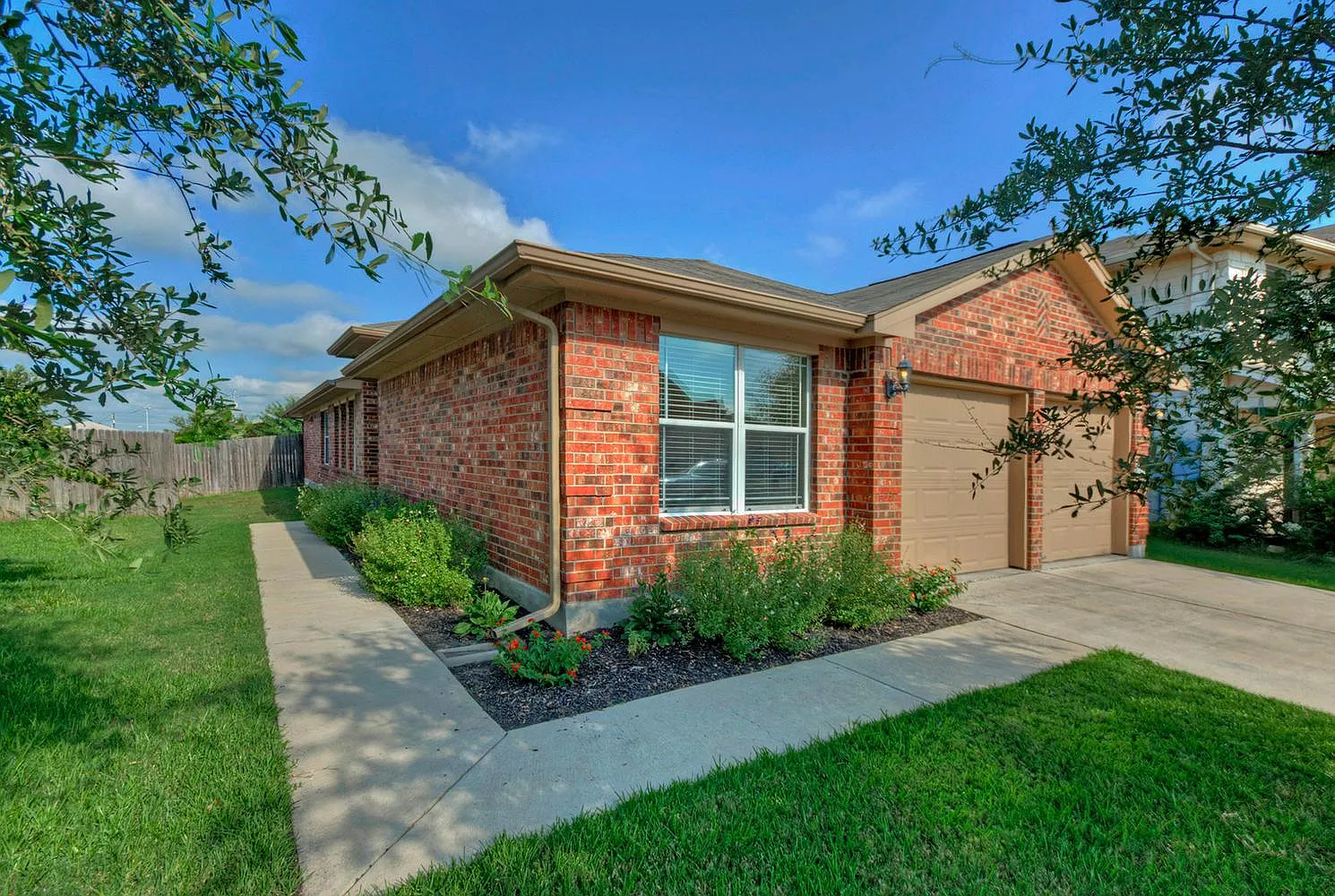 4 bed, 1720 sqft, $2,200 — Photo 2
