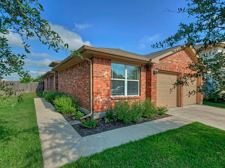 3501 Savage Springs Dr — Photo 2