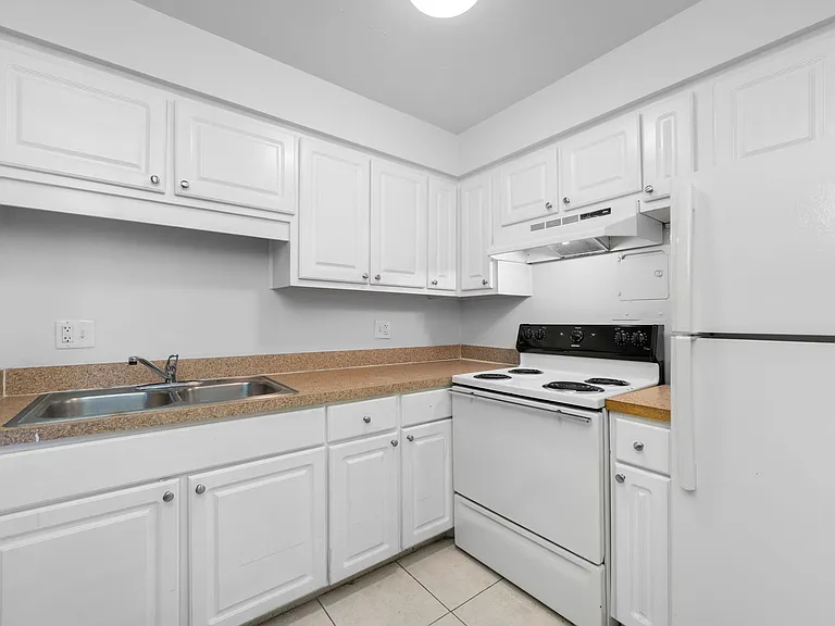 Lakeside Villas — Photo 4