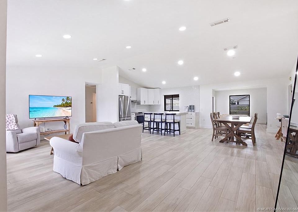 1st image of 822 SE Cavern Ave