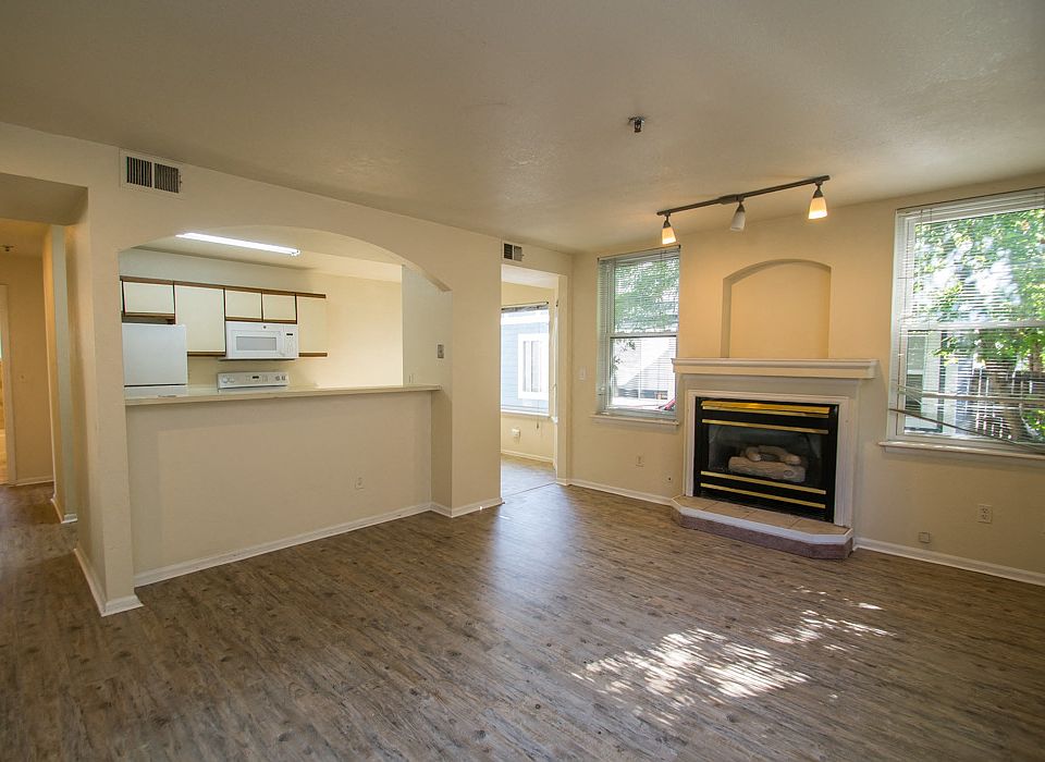 1919 Arapahoe Ave Living Area