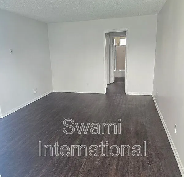 308 W Queen St #12 — Photo 6