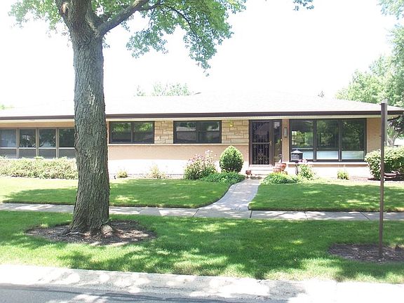 2nd image of 902 Jarvis Ave