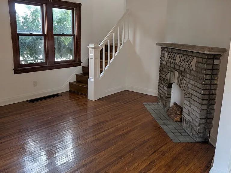 A charming 3-bedroom, 1-bathroom in Maple Heights — Photo 2
