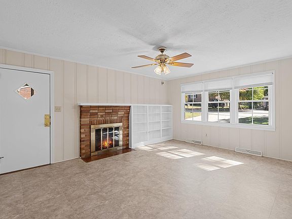 3rd image of 104 Oaklane Dr
