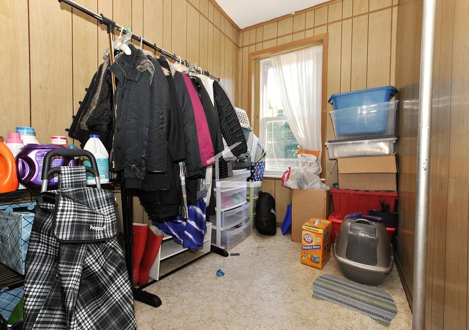 Giant 4 Bed 2 Bath with Parking for Rent — Photo 3