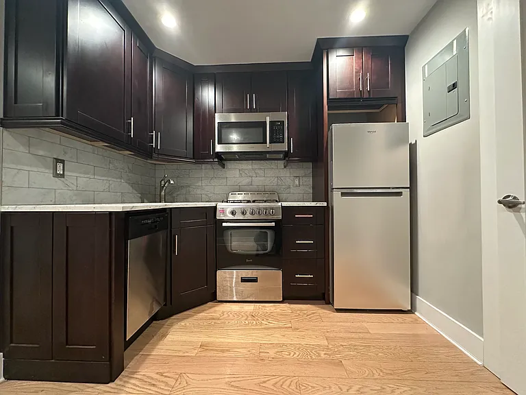 250 W 47th St #4A — Photo 2