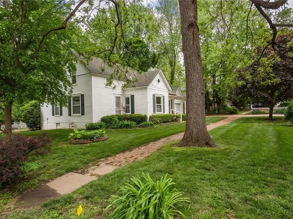 920 Grove St, Baldwin City, KS 66006