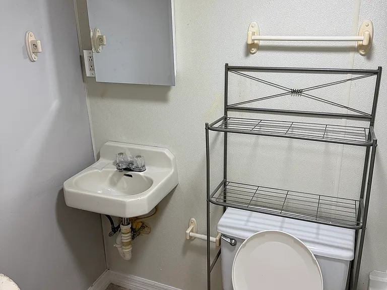1004 Avenue E #1 — Photo 30
