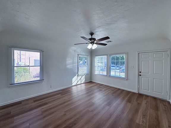 4th image of 105 W Grand Ave