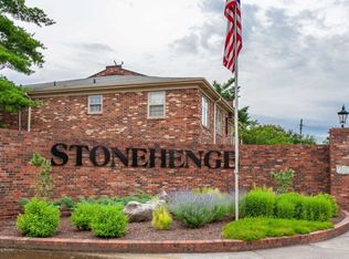 316 Stonehenge Dr APT 101, Louisville, KY 40207