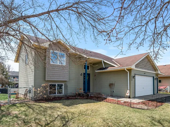400 Cardinal Ct, Isanti, MN 55040