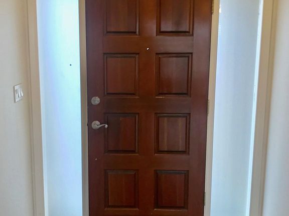 Inerior fond door and enrty way