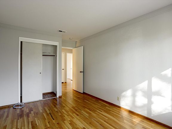 3rd image of 1398 Thunderbird Ave
