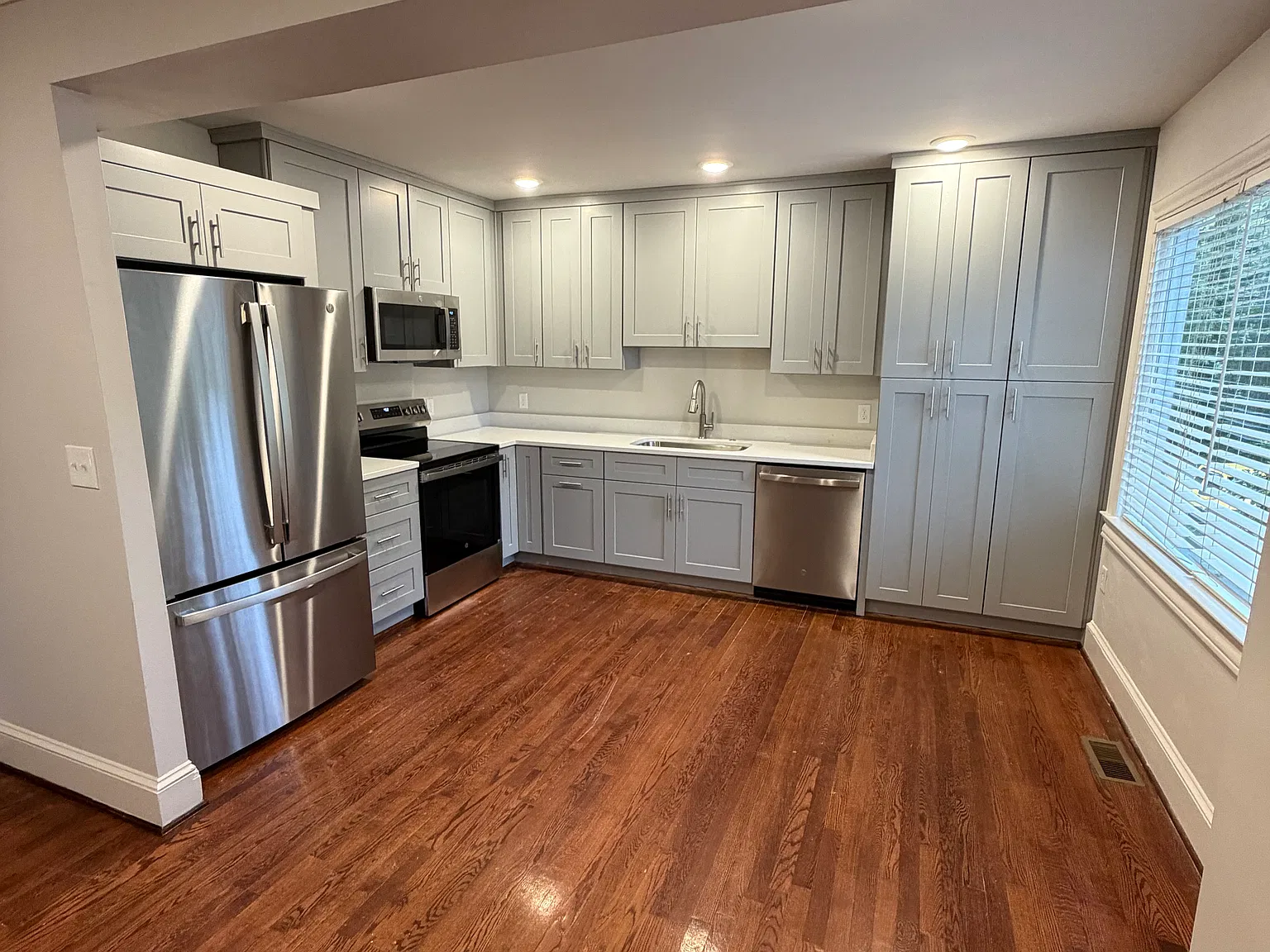2 bed, 1000 sqft, $1,900 — Photo 2