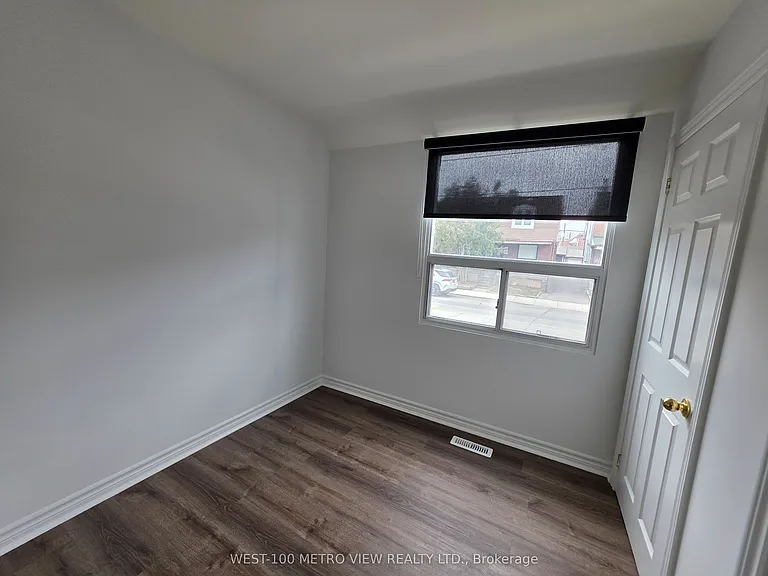 1075 Dufferin St — Photo 7