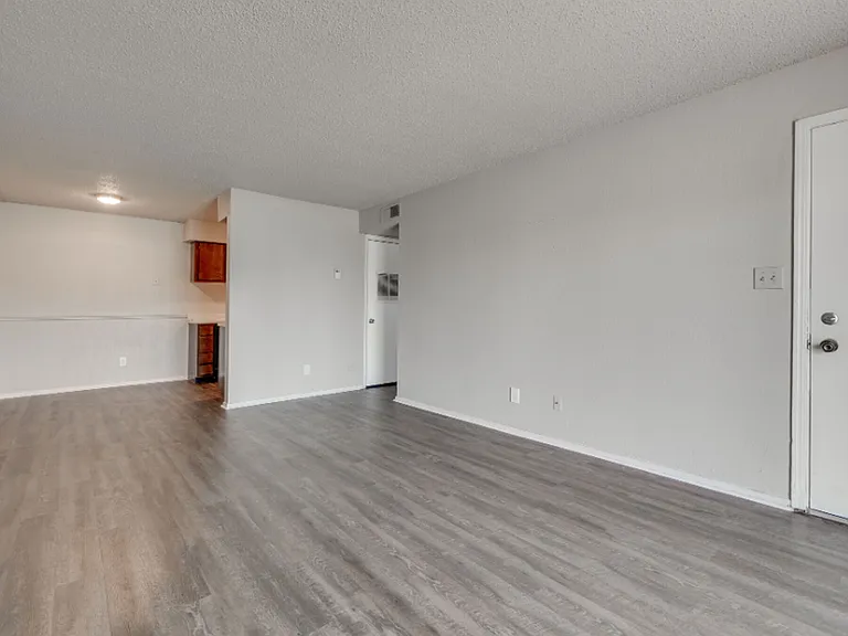 Quail Hollow Apartments — Photo 23