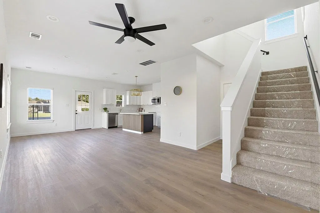 3 bed, 2.5 bath, 1301 sqft, $1,875 — Photo 3