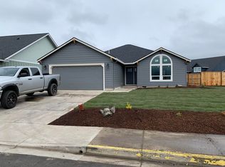 221 Samuel Lane Loop Rd, Phoenix, OR 97535