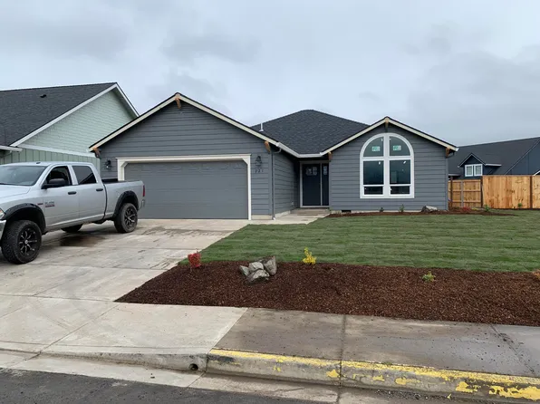 221 Samuel Lane Loop Rd, Phoenix, OR 97535