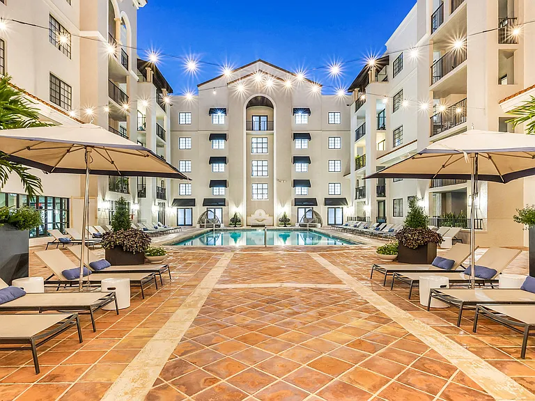 Gables Grand Plaza Apartments — Photo 10