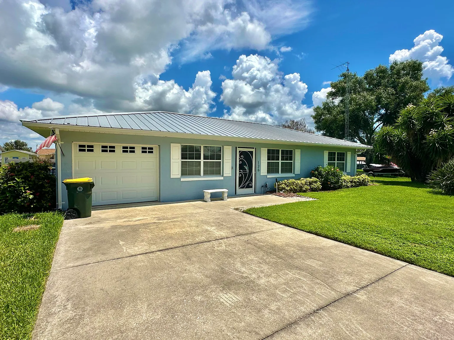 3 bed, 2.0 bath, 1192 sqft, $2,000 — Photo 3