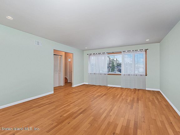3rd image of 575 Carlton Blvd