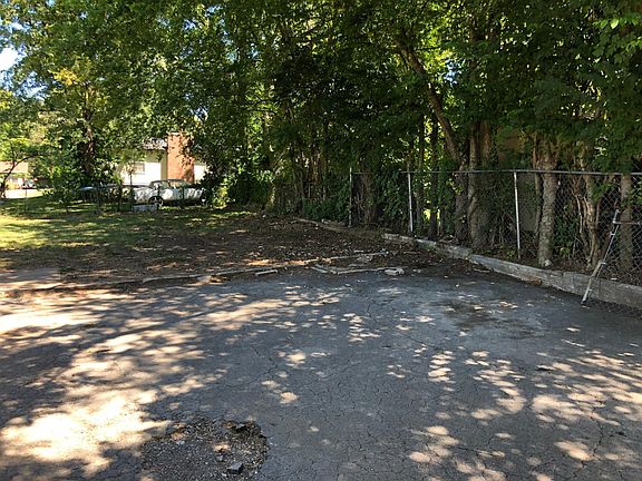 3rd image of 206 Oak Dr