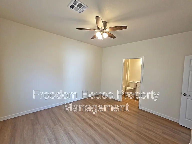 1701 Sycamore Ave #A — Photo 28