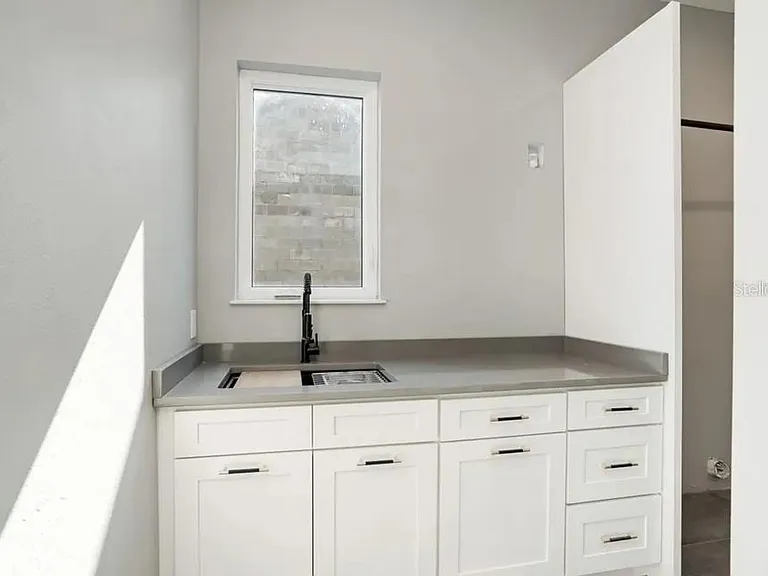 2475 Bay St — Photo 57