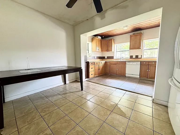 2233 E Magnolia St — Photo 6
