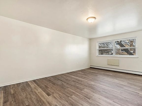 3rd image of 918 W Spencer St #204