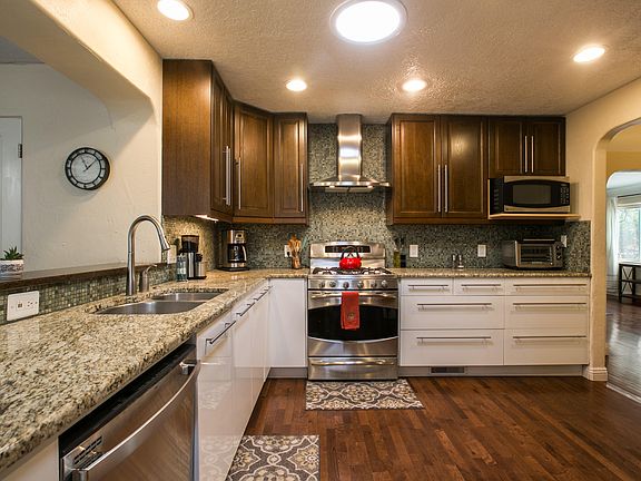4th image of 424 Morningside Dr NE