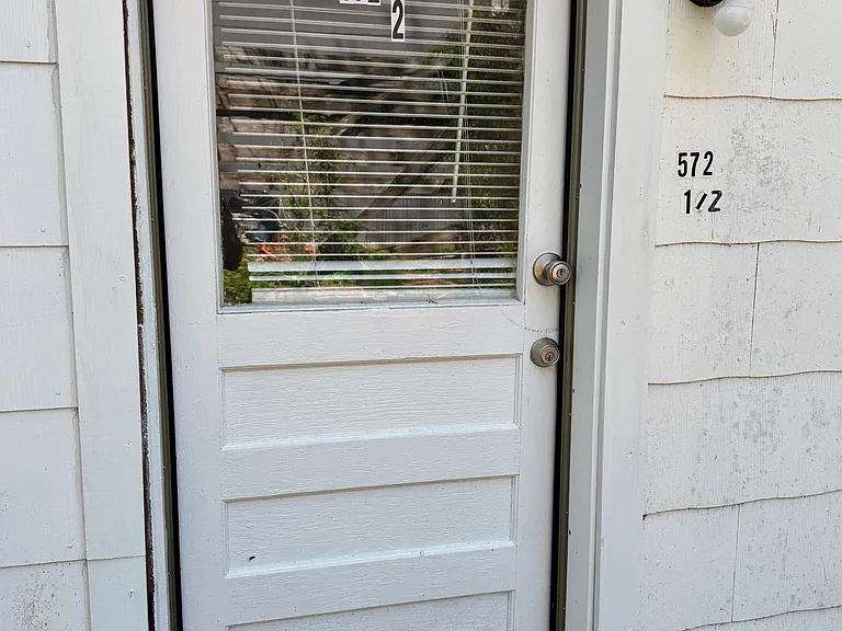 572 1/2 S Crescent Ave — Photo 2