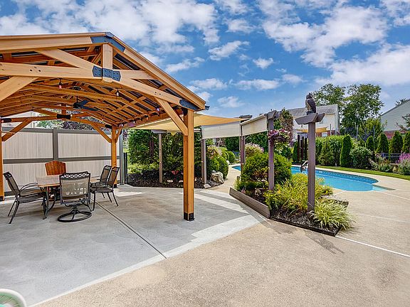 4th image of 668 Meadow Wood Dr