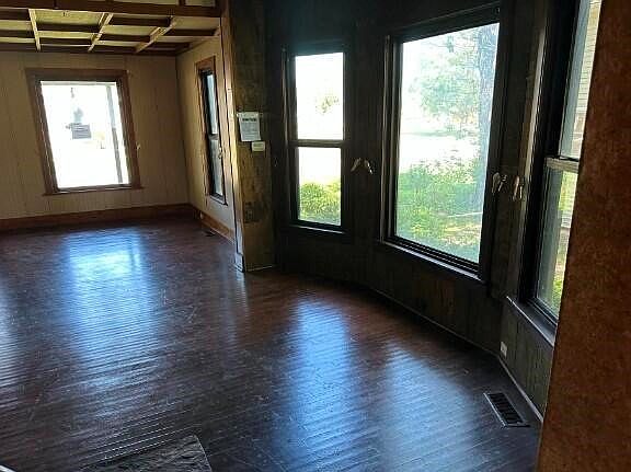 4th image of 203 W Larue St