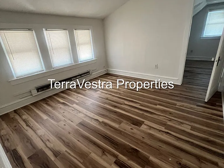 424 W Broad St — Photo 5