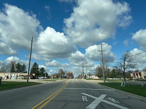 4th image of 305 W Russell Rd