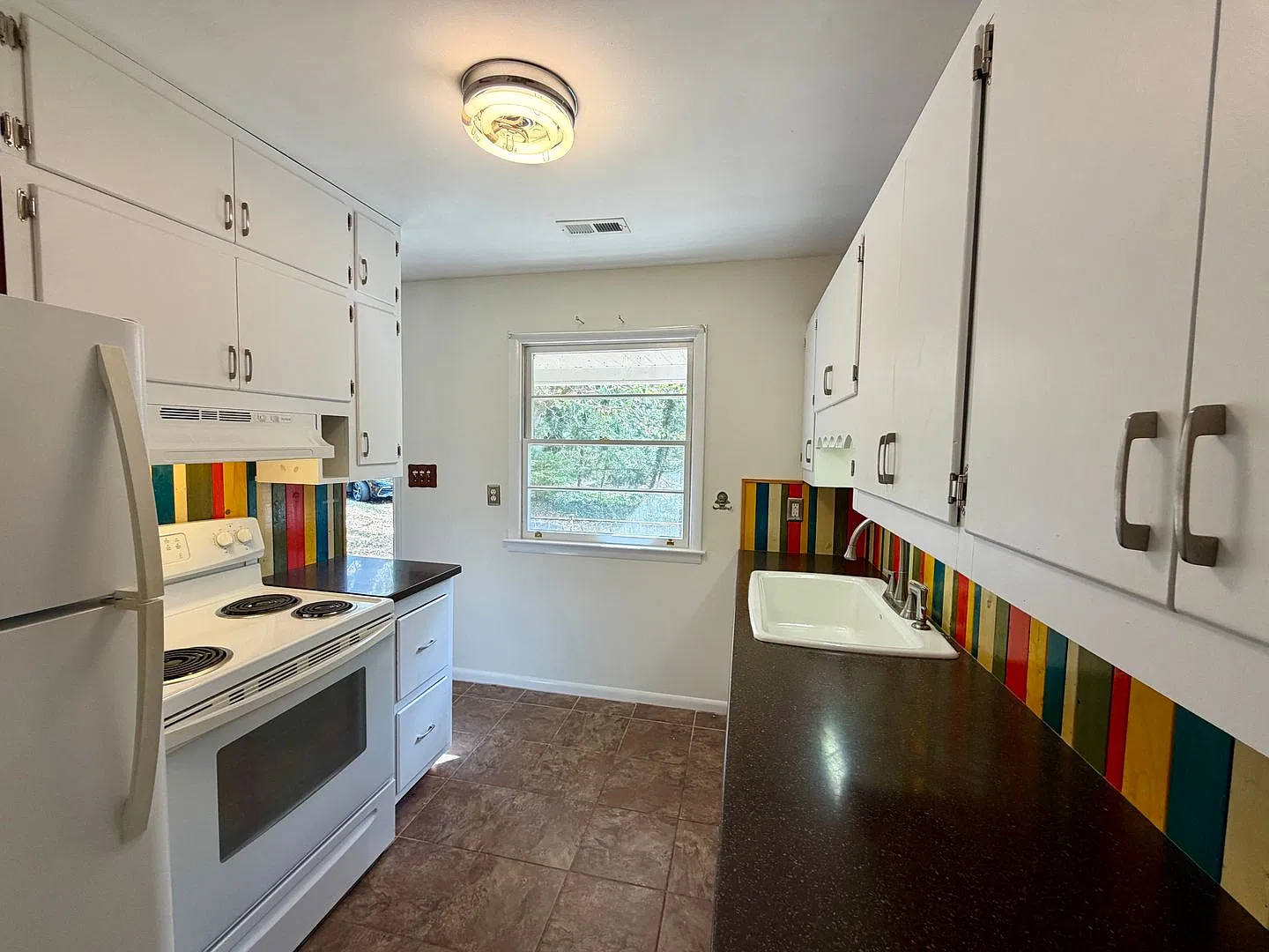 West AVL - Clean, Spacious 2/1 Ready Now! — Photo 3