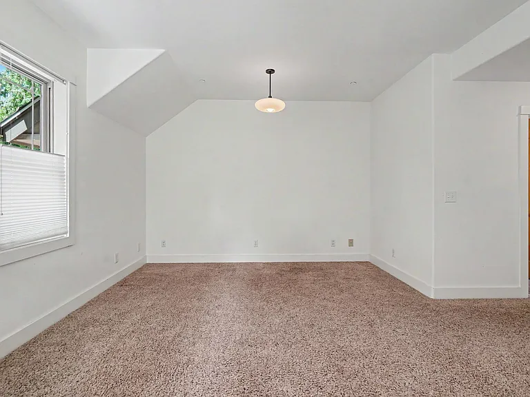 2060 John St S — Photo 23