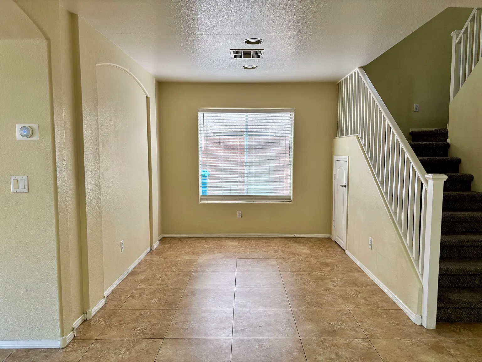 3 bed, 2.5 bath, 1723 sqft, $2,100 — Photo 4