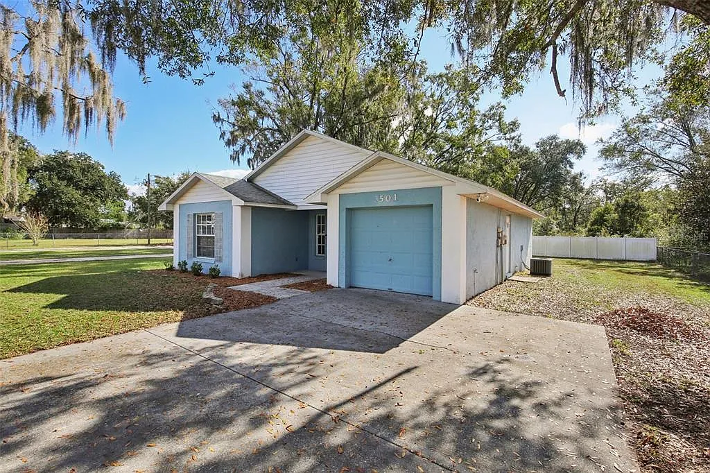 3 bed, 2.0 bath, 1160 sqft, $2,000 — Photo 2