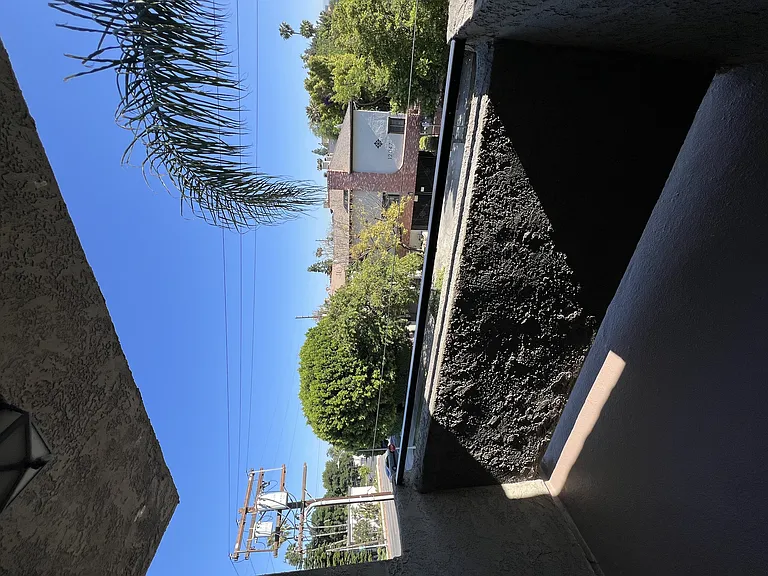 Chateau Emelita Apartments — Photo 1