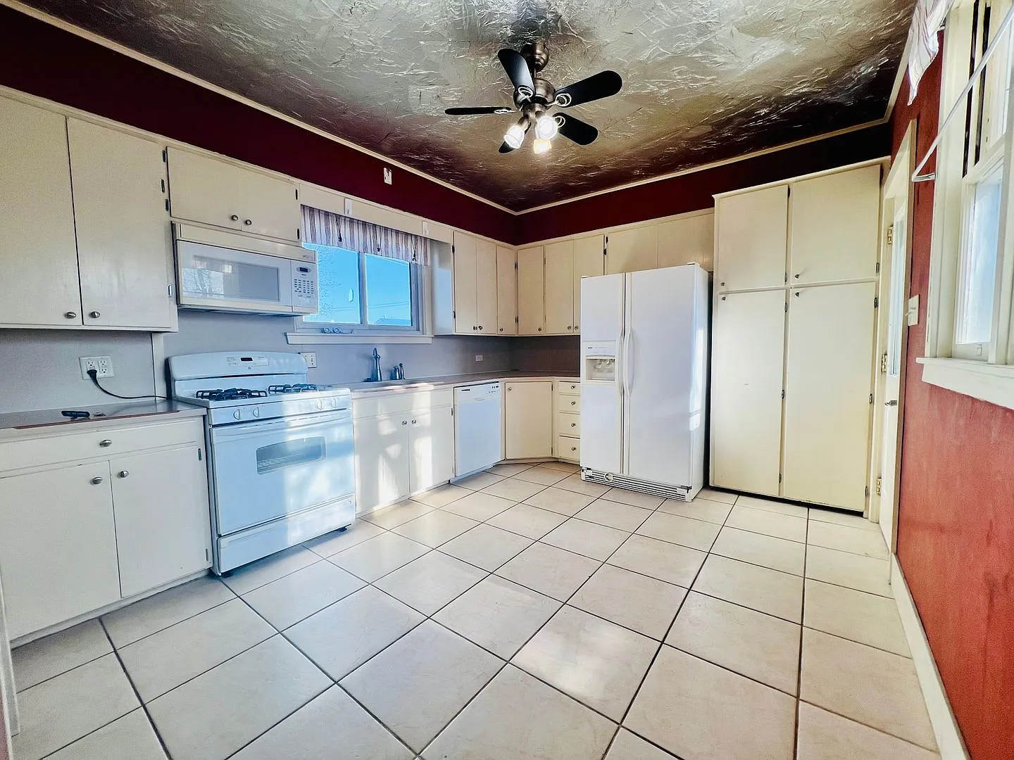 3-Bed 2-Bath House in Cedar Falls — Photo 4
