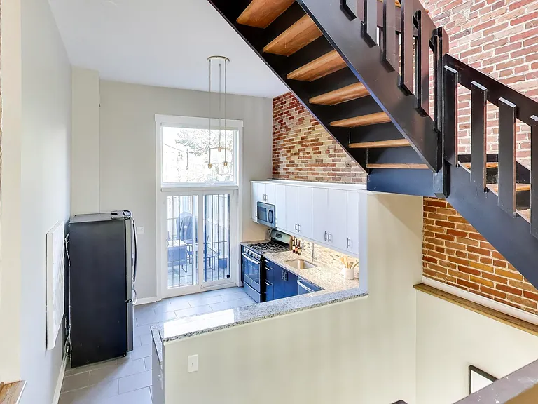 1238 Linden Pl NE — Photo 5