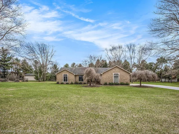 1720 Glen Meadow Ln, Lakeville, MI 48367