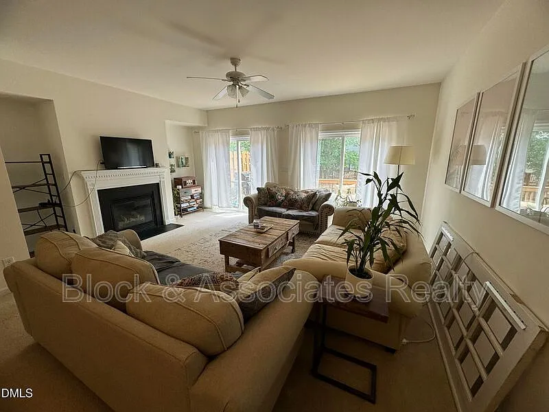 3 bed, 3.5 bath, 2020 sqft, $2,100 — Photo 3