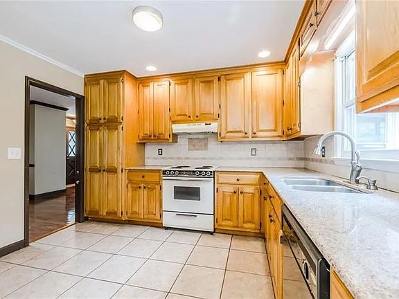 2nd image of 204 Hickory Rdg